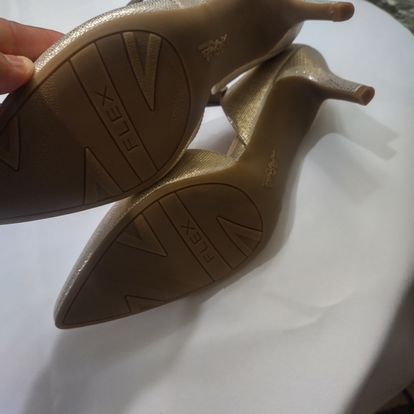 Elegant Gold Women's Shoes - Picture 6 of 7